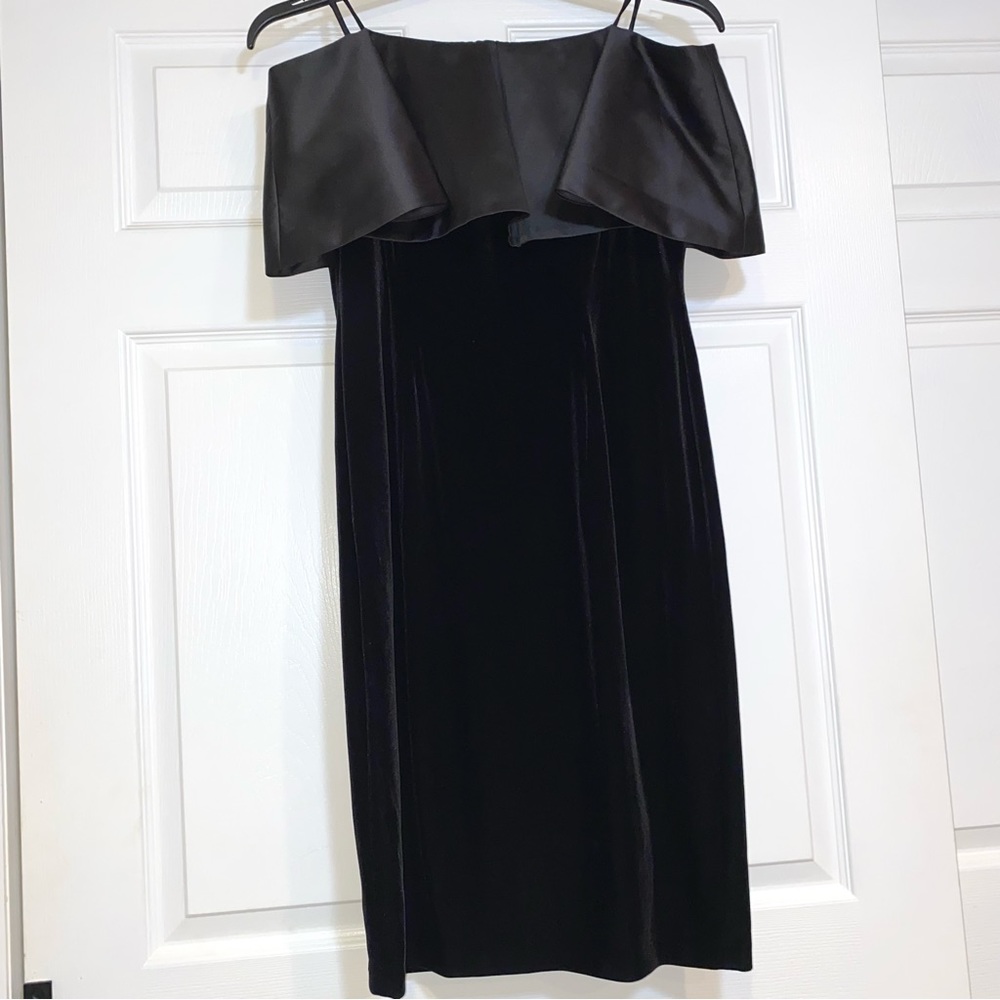 Women’s Adrianna papell black velvet off shoulder knee length dress size 10.